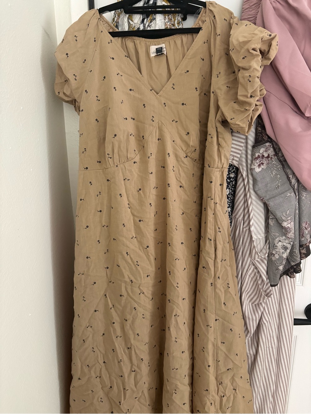 Universal Thread Beige Floral Top with Black Accents